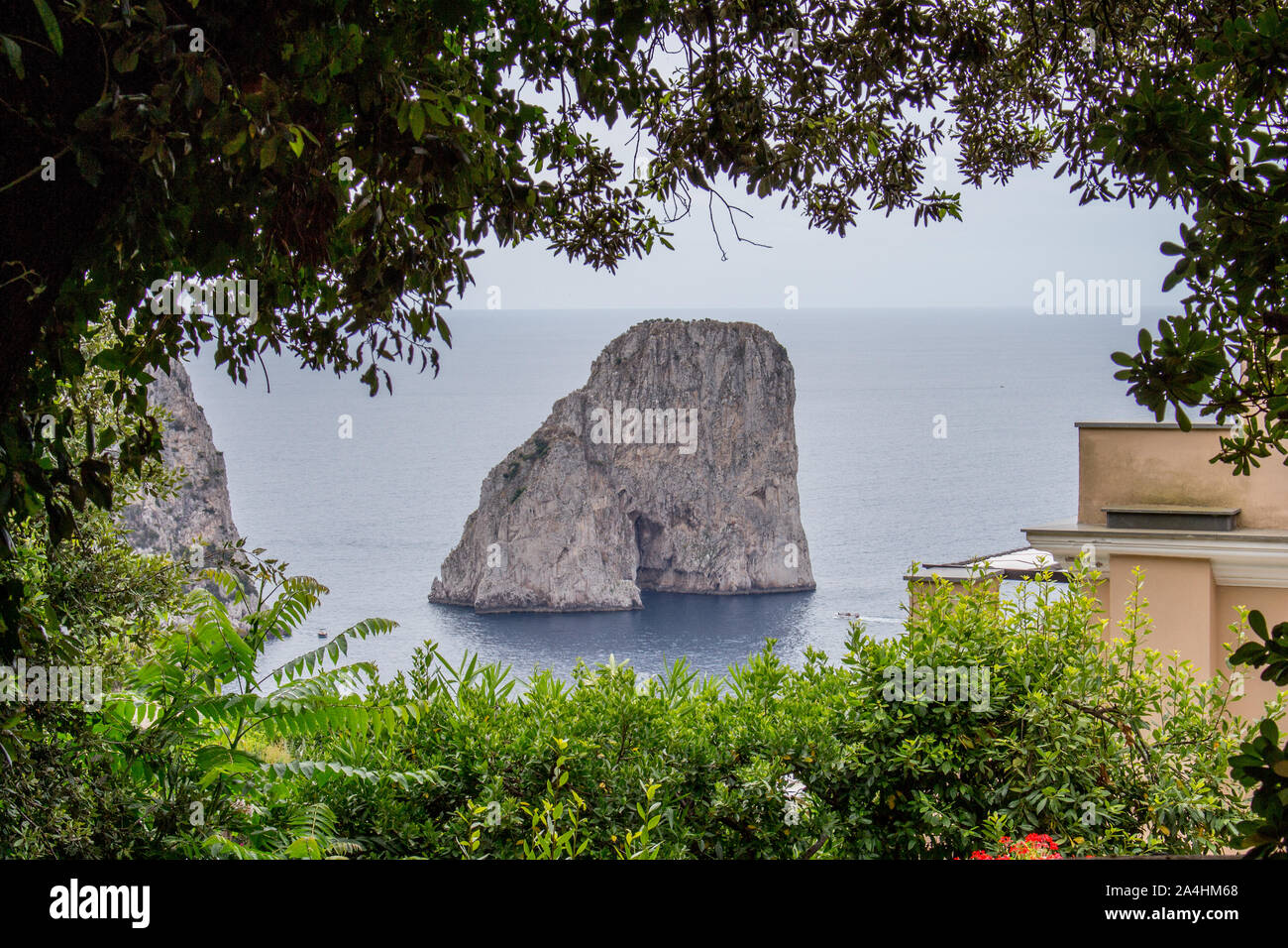 Vista dei Faraglioni visibili in Capri, Italia Foto Stock