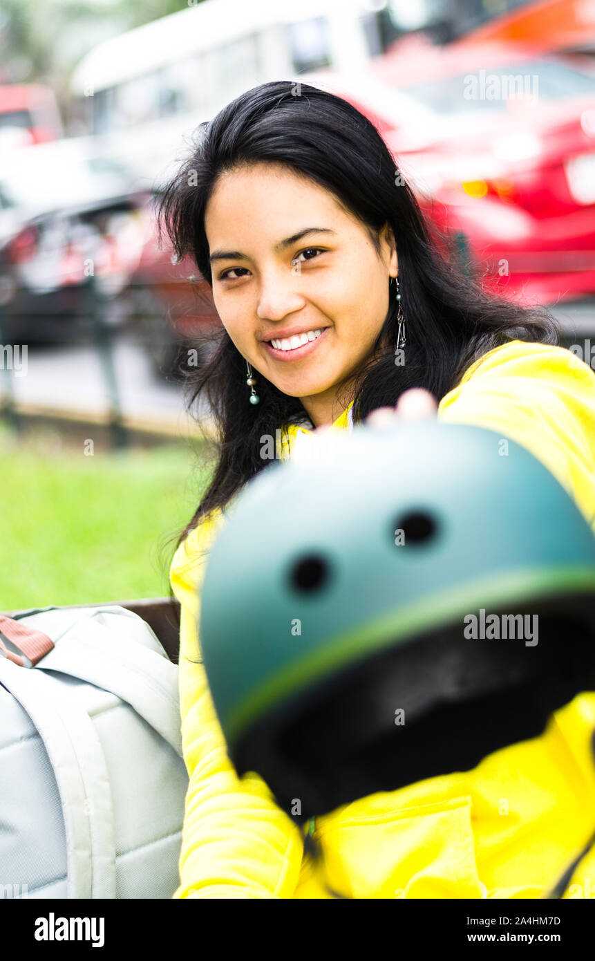 Ritratto di donna in bicicletta azienda bike casco di protezione pronto per l'allenamento Foto Stock