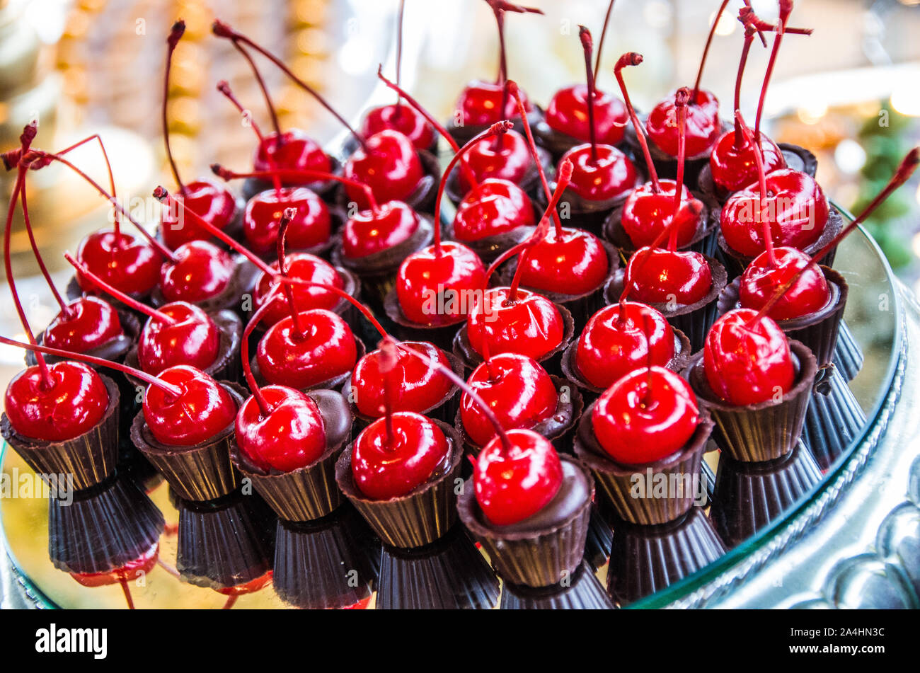 Finissimo cioccolato caramelle con ciliege rosse decorazione tavola party Foto Stock