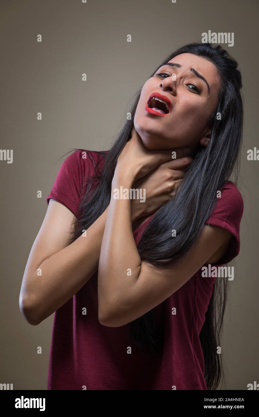 Ragazza soffocata dall ansia di attacco Foto Stock