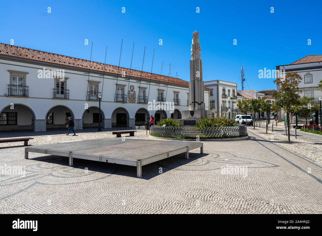 Tavira town hall square in una bella giornata di sole. Tavira, Algarve, Portogallo, Aprile 2019 Foto Stock