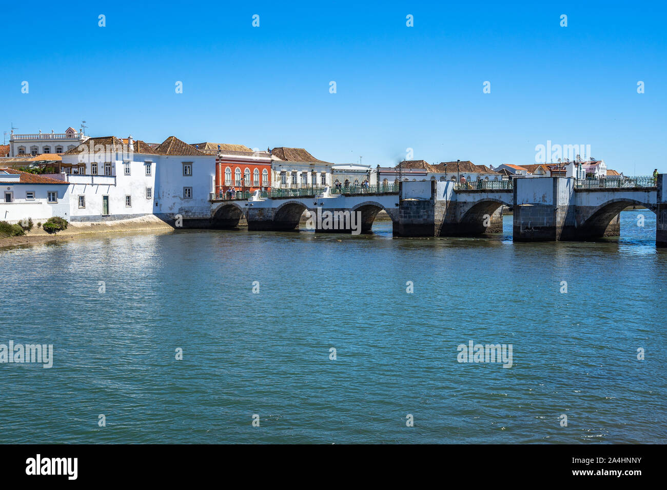 L'impressionante sette romano arcuata ponte che attraversa il fiume Gilao in Tavira, Algarve, PORTOGALLO Foto Stock