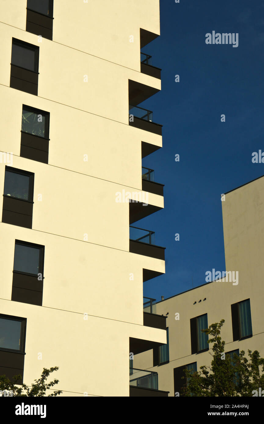 Moderno edificio di appartamenti. Facciata, architettura contemporanea. Soggiorno elegante blocco di appartamenti. Foto Stock