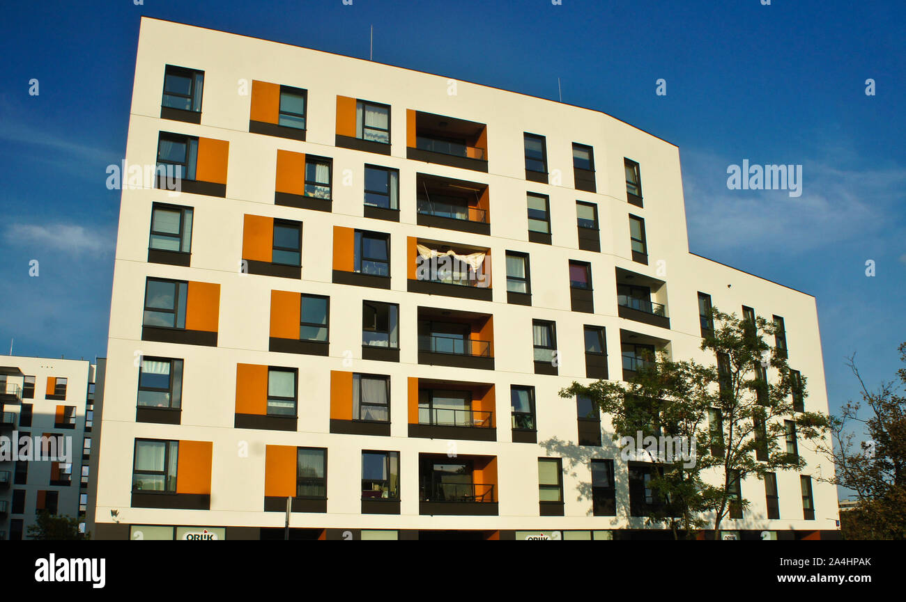 Moderno edificio di appartamenti. Facciata, architettura contemporanea. Soggiorno elegante blocco di appartamenti. Foto Stock