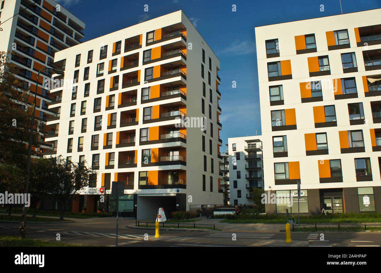 Moderno edificio di appartamenti. Facciata, architettura contemporanea. Soggiorno elegante blocco di appartamenti. Foto Stock