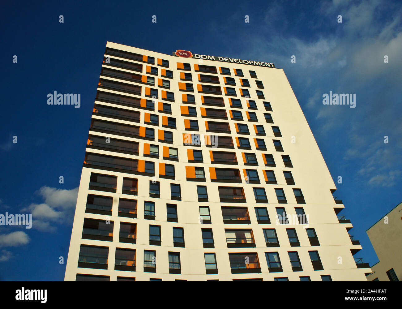 Moderno edificio di appartamenti. Facciata, architettura contemporanea. Soggiorno elegante blocco di appartamenti. Foto Stock