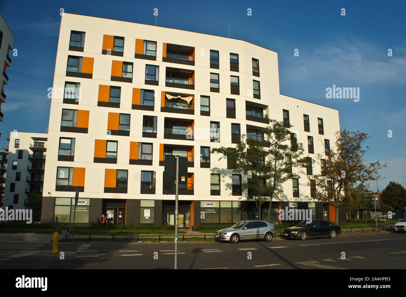 Moderno edificio di appartamenti. Facciata, architettura contemporanea. Soggiorno elegante blocco di appartamenti. Foto Stock