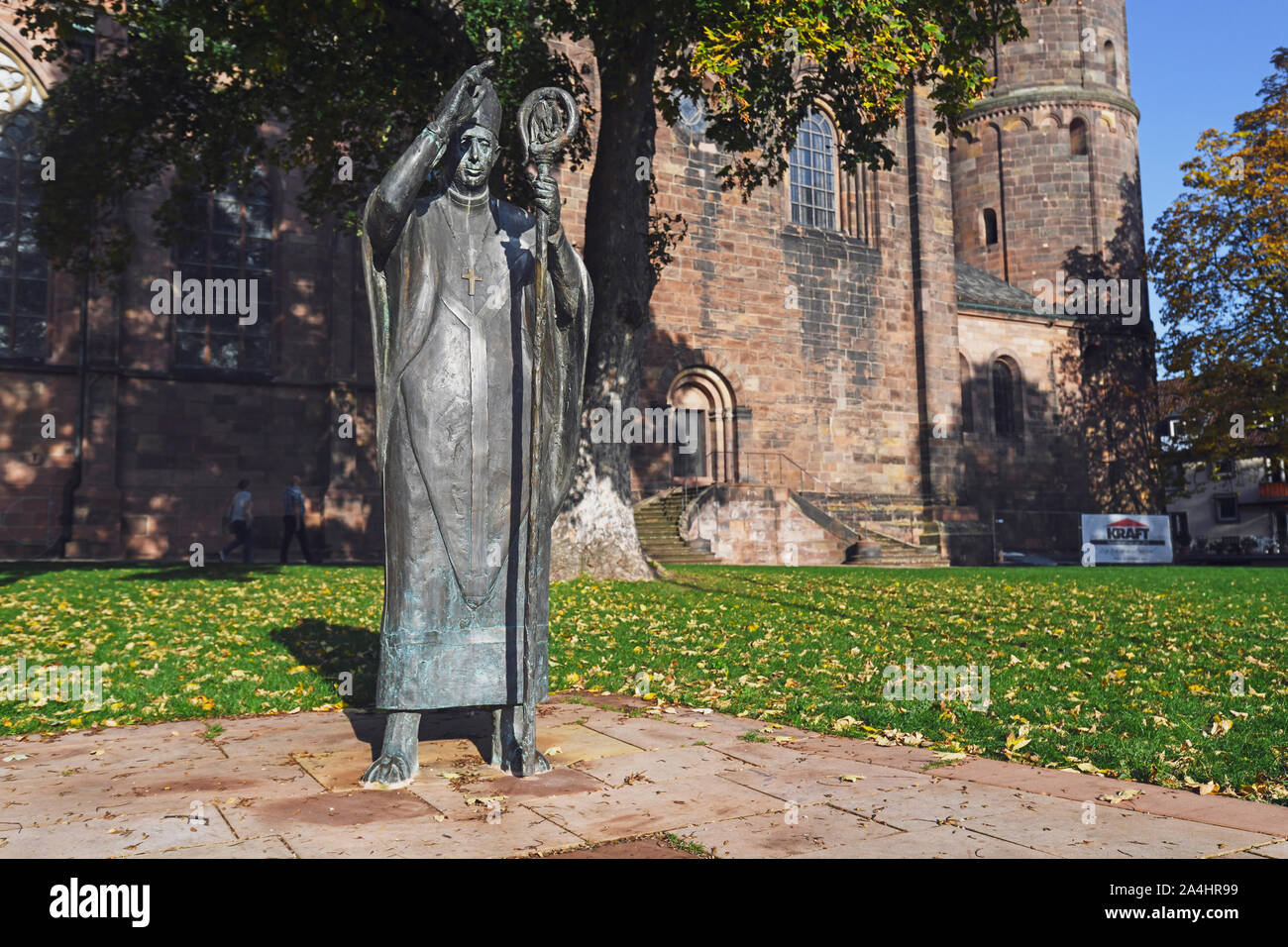 Worm, Germania - Ottobre 2019: scultura di metallo del vescovo Burcardo di Worms, autore di un diritto canonico raccolta di venti libri conosciuta come 'Decretum' Foto Stock