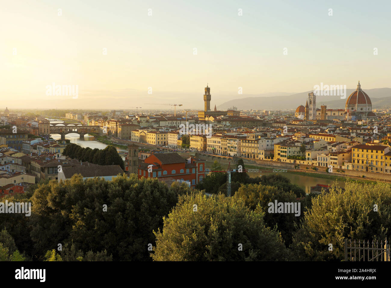 La città di Firenze durante il tramonto dorato. Vista panoramica del fiume Arno con Ponte Vecchio, Palazzo Vecchio Palace e la Cattedrale di Santa Maria de Foto Stock