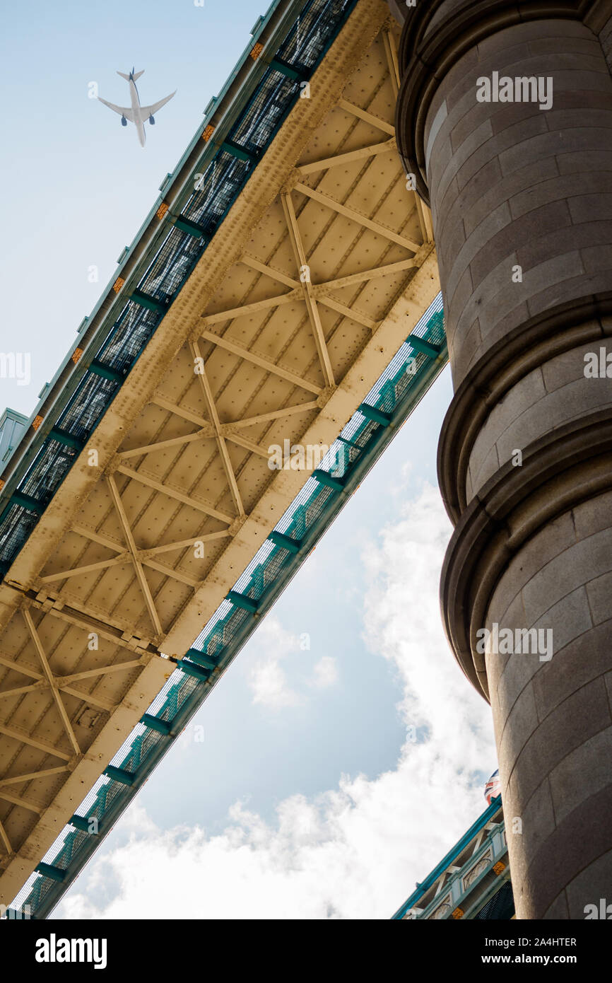 Volo sopra il Tower Bridge di Londra Foto Stock