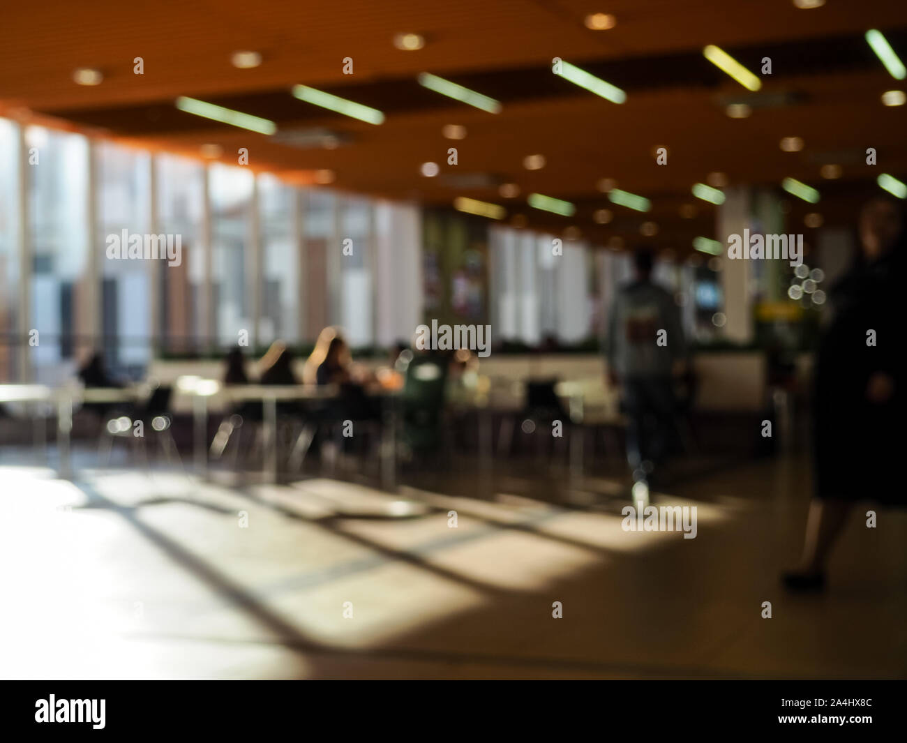 La camera con la finestra è sfocata. food court nel centro commerciale Foto Stock