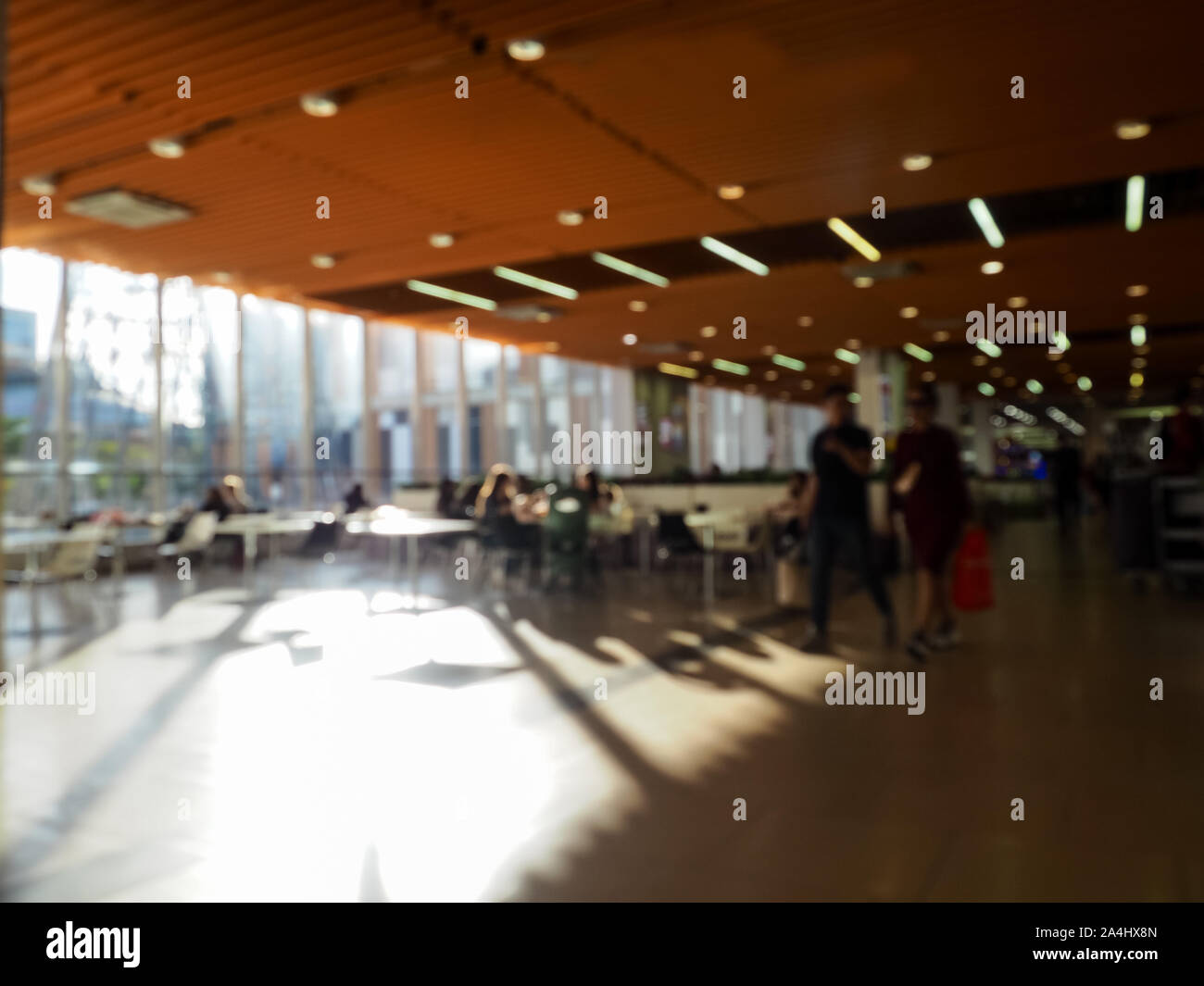 La camera con la finestra è sfocata. food court nel centro commerciale Foto Stock