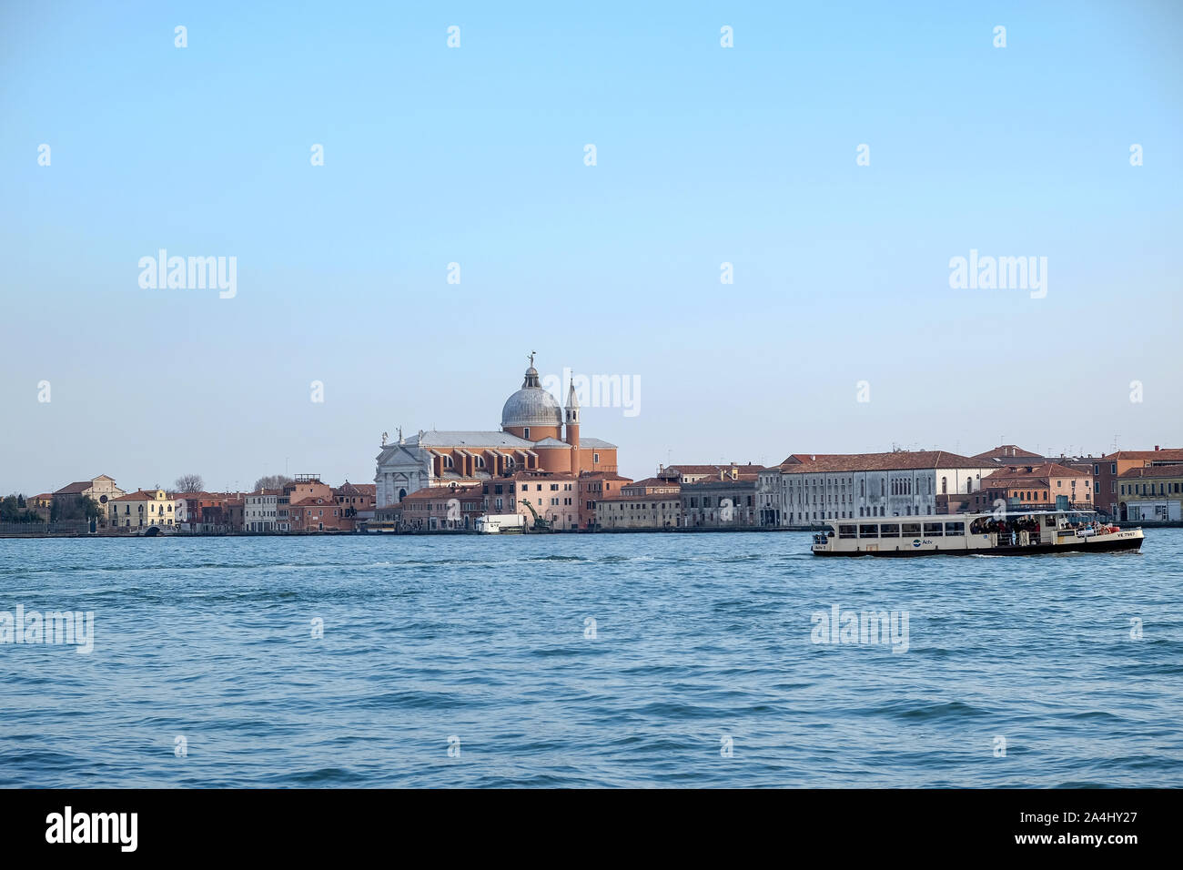 Venezia, paesaggio vista sulla laguna canal con la chiesa del Redentore e imbarcazione turistica Foto Stock