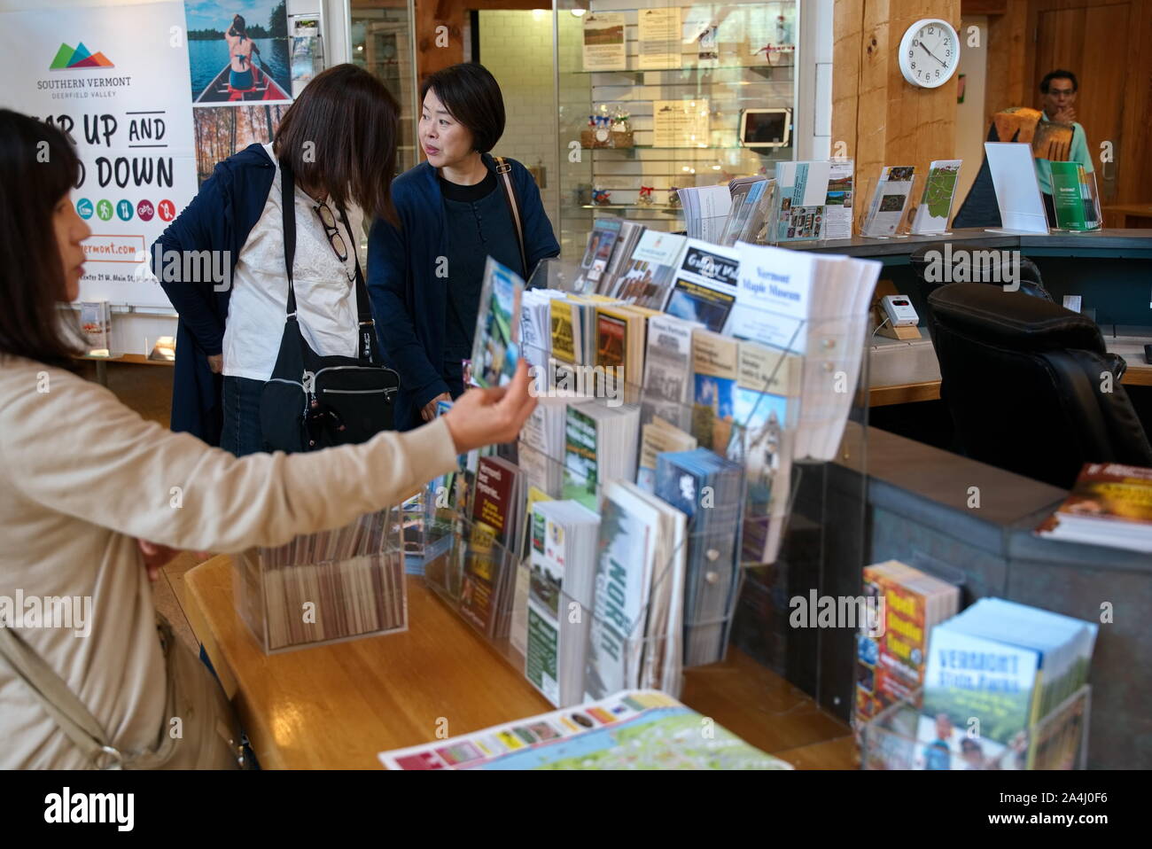 Guilford, Stati Uniti d'America VT. Lug 2019. Americani e turisti asiatici navigando attraverso l'attrazione locale opuscoli in corrispondenza di una zona di riposo. Foto Stock
