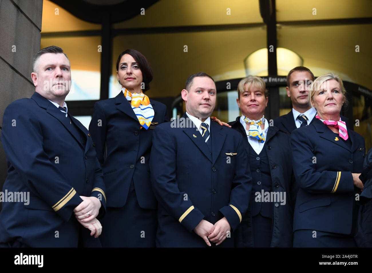 Ex Thomas Cook i dipendenti arrivano a Portcullis House di Westminster per il business, strategia energetica e industriale Commissione indagine il crollo della British travel operatore. Foto Stock