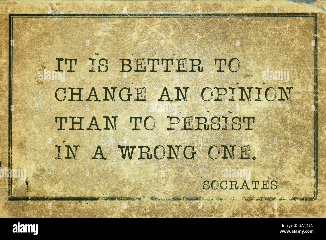 È meglio cambiare un parere rispetto a persistere in una sbagliata - antico filosofo greco Socrate preventivo stampato su grunge cartone vintage Foto Stock