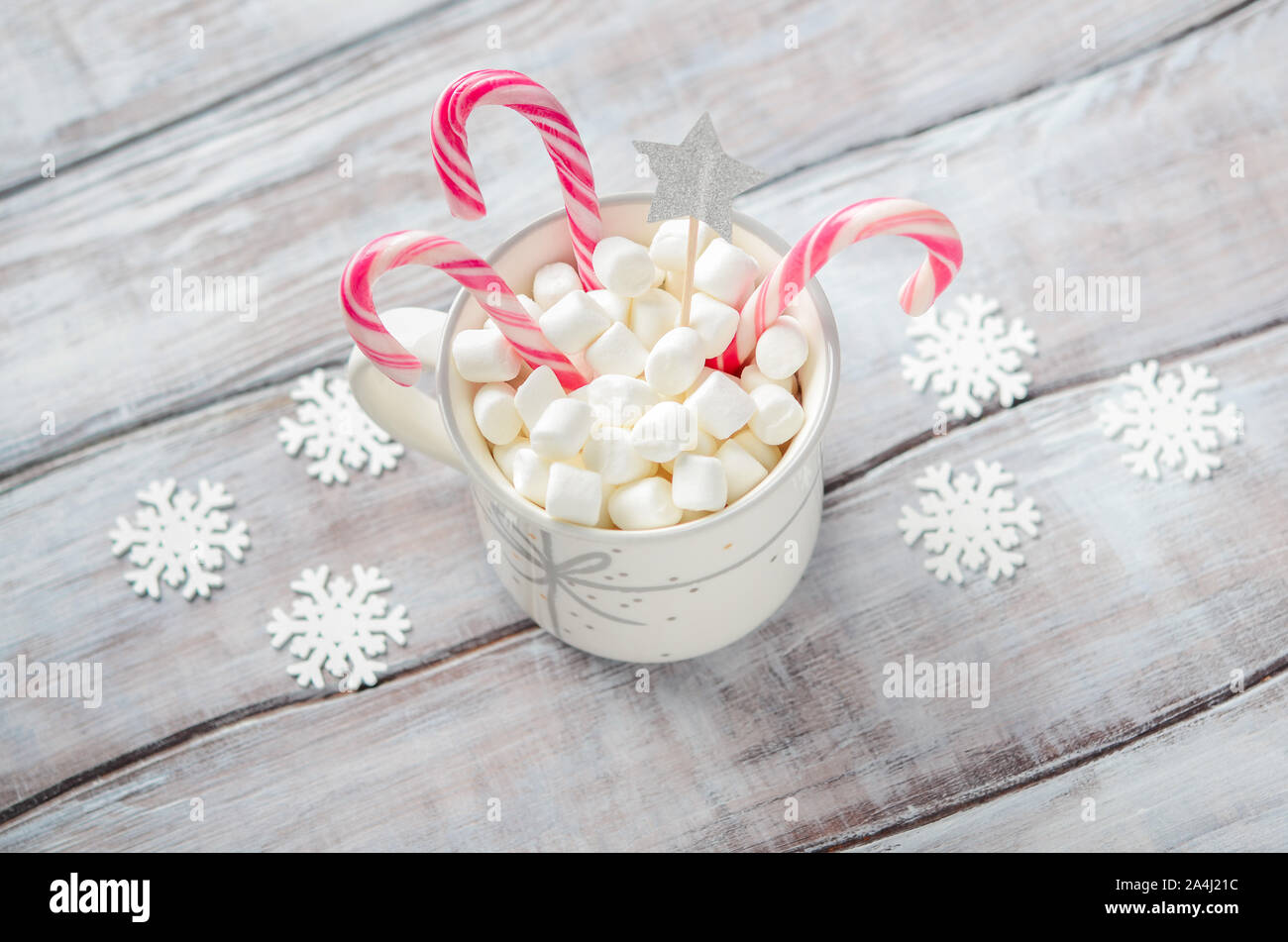 Anno nuovo o il concetto di Natale. Composizione con marshmallows e candy canes su uno sfondo di legno. Foto Stock