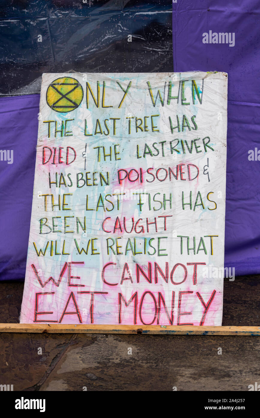Estinzione della ribellione encampment a Trafalgar Square, Londra, Regno Unito. Protesta camp. Striscione contro il capitalismo Foto Stock