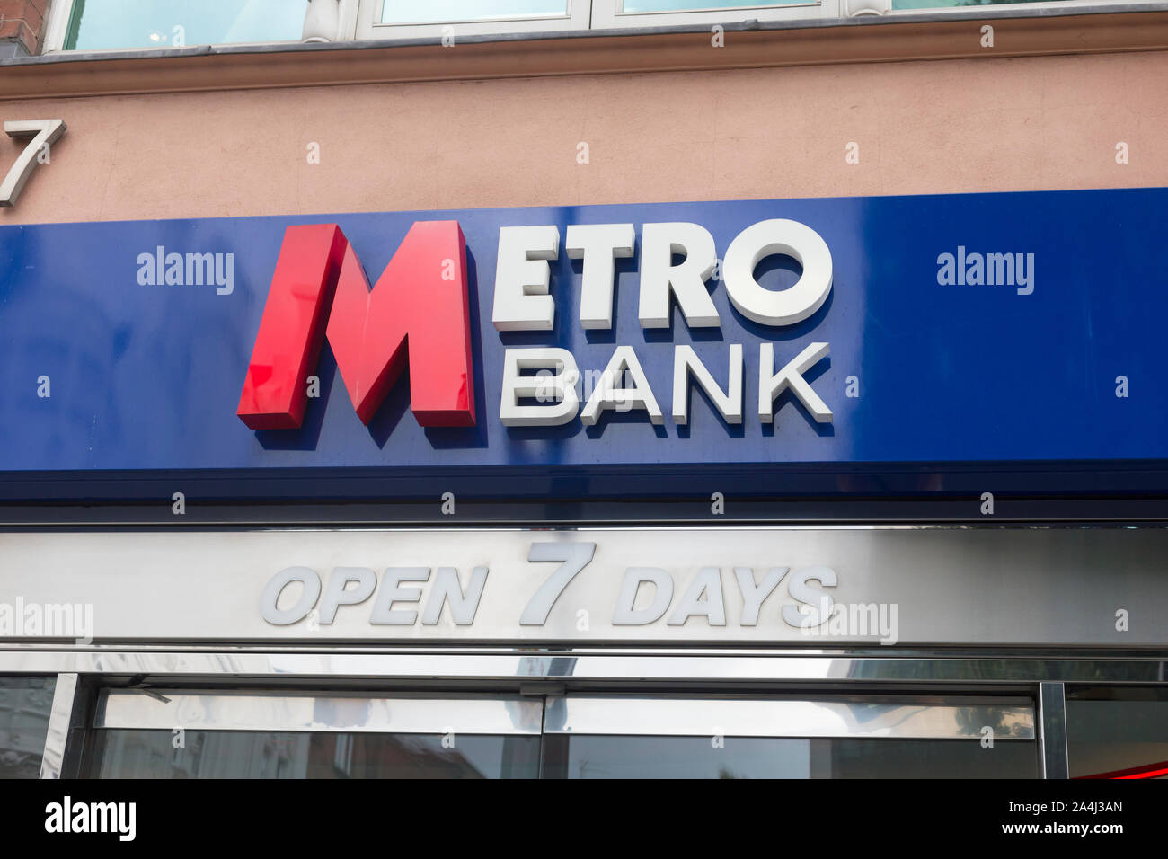Metro bank logo segno, Londra, Inghilterra Foto Stock
