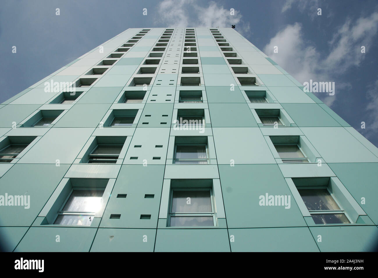 Anni sessanta alto edificio di appartamenti con un rivestimento esterno Foto Stock