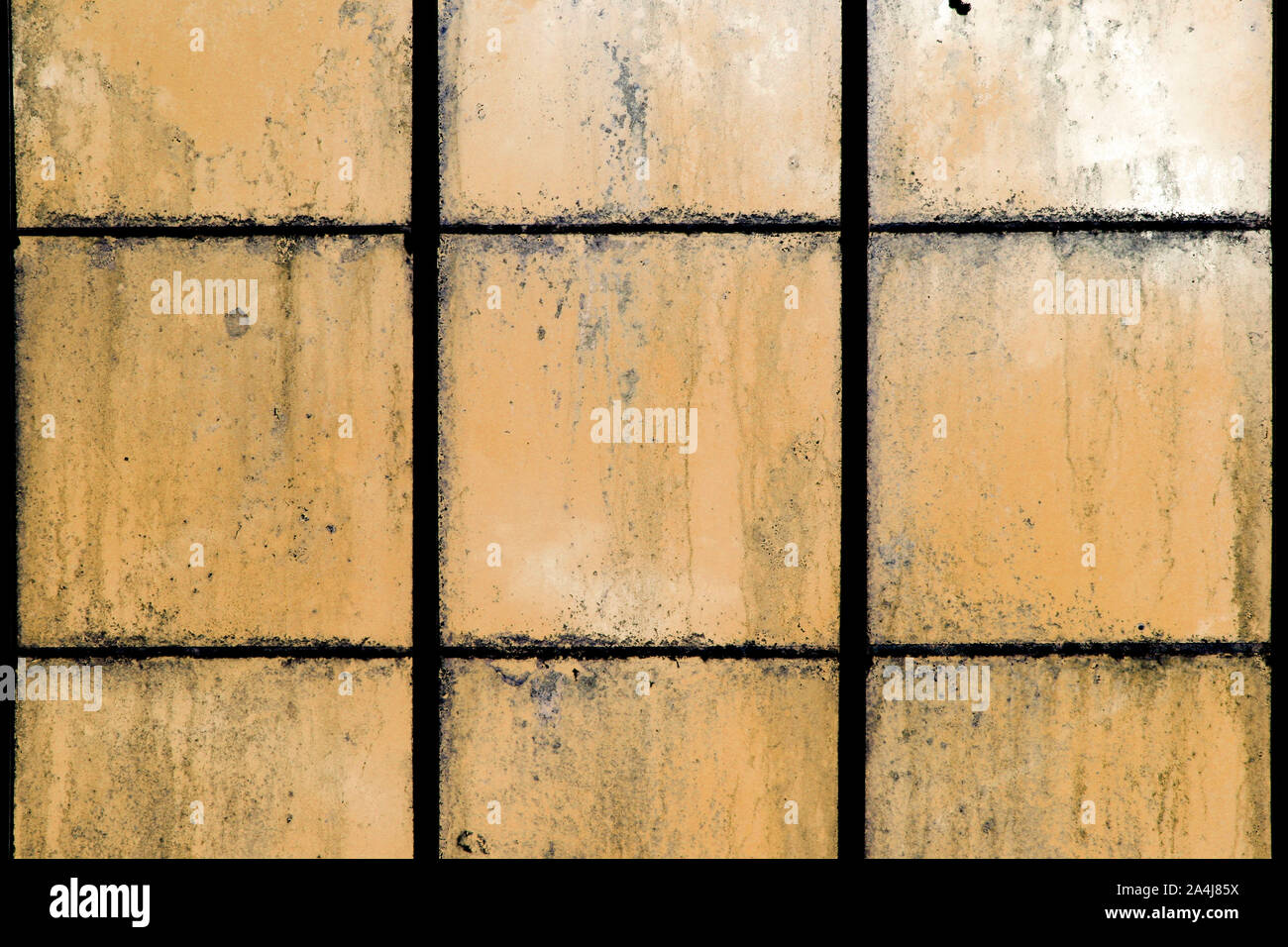 Dirty old serra windows con una luce arancione sullo sfondo del cielo Foto Stock