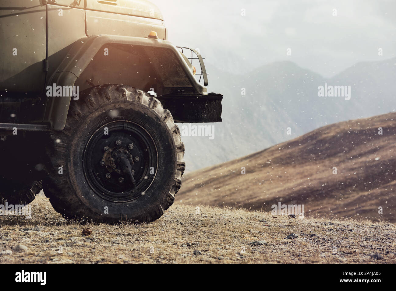 Close up foto di 4x4 offroad auto ruota in montagna Foto Stock