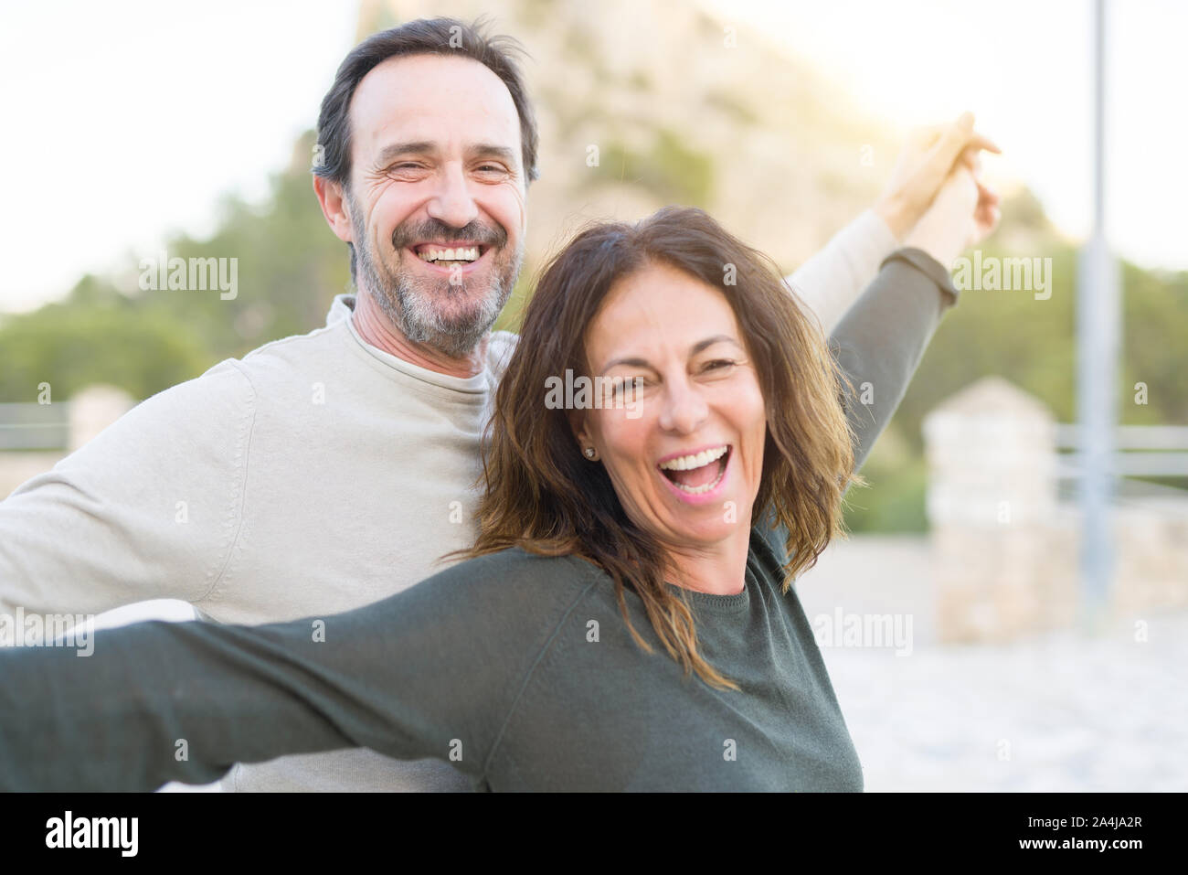 Coppia romantica sorridente e balli in una giornata di sole Foto Stock
