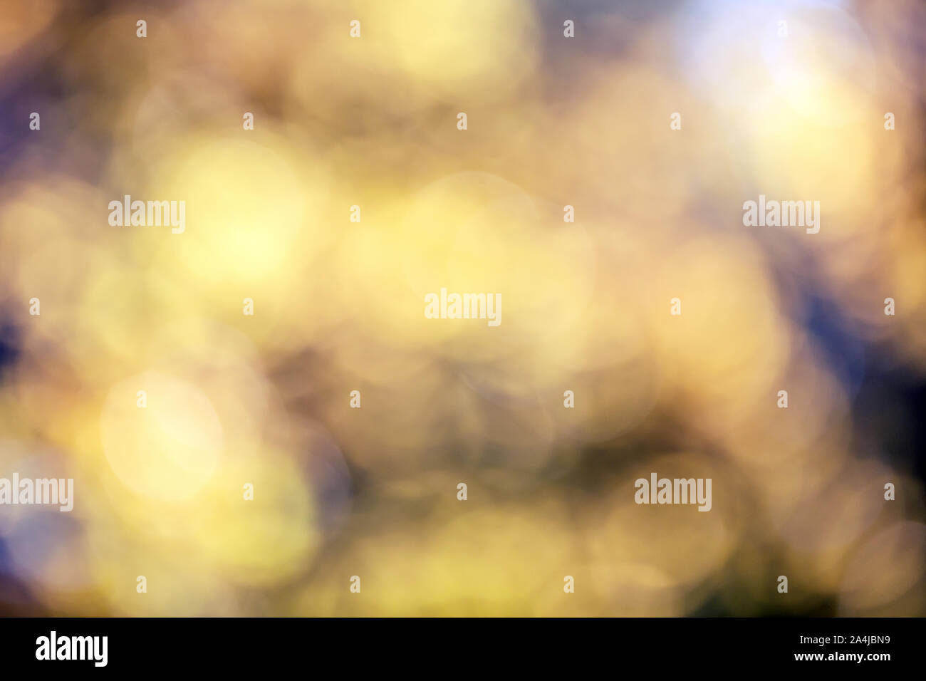 Autunno dorato luci bokeh defocalizzata lens flare arte astratta sfondo. Foto Stock