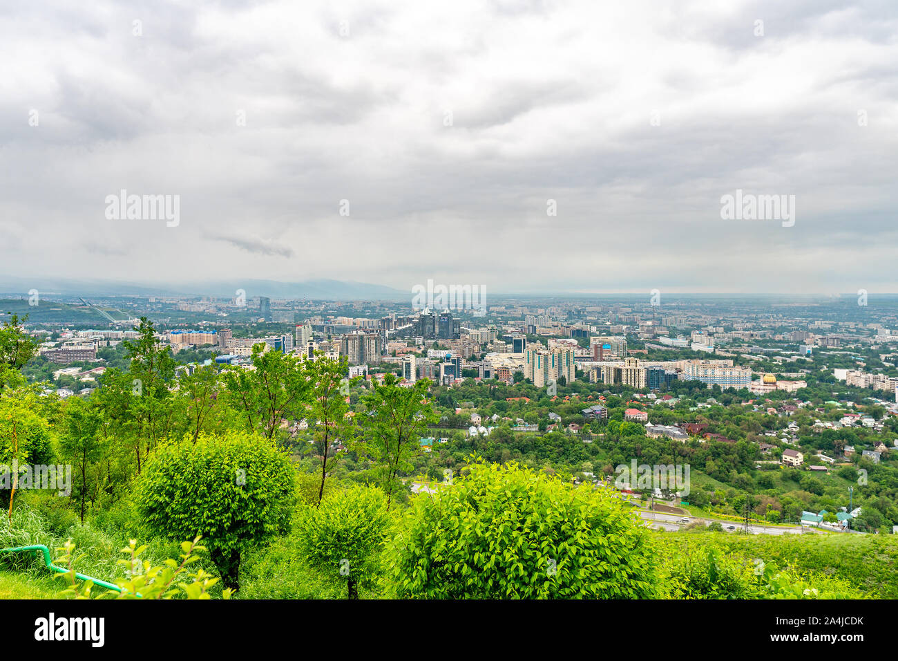 Almaty Kok Tobe Blue Hill Mountain Park mozzafiato ad alta Angolo di visione del paesaggio urbano su una nebbia e giorno nuvoloso Foto Stock