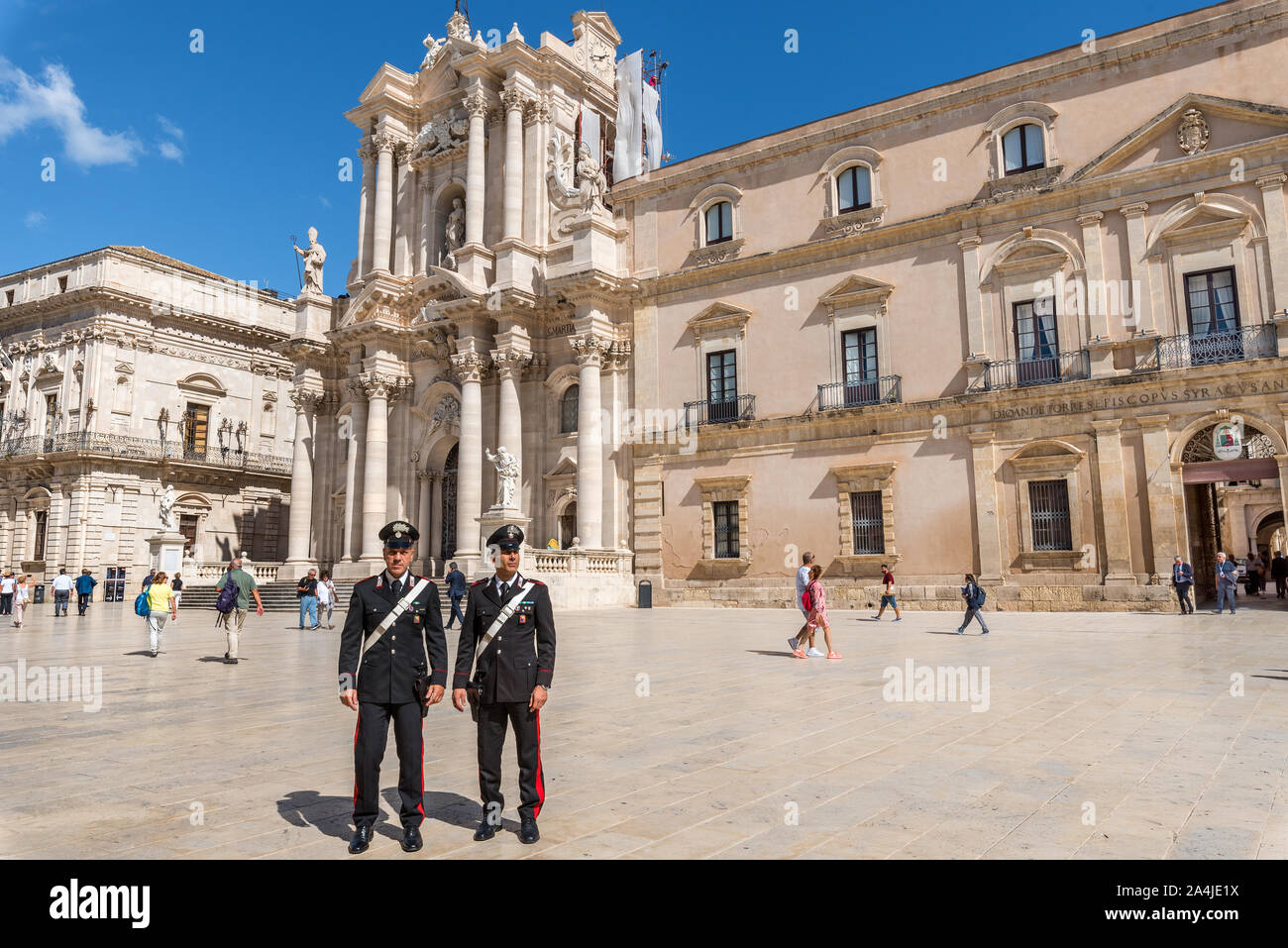 Ortigia/ Siracusa Sicilia/ Italia - ottobre 04 2019: Due Carabinieri guardare oltre la piazza della Cattedrale di Siracusa Sicilia Foto Stock