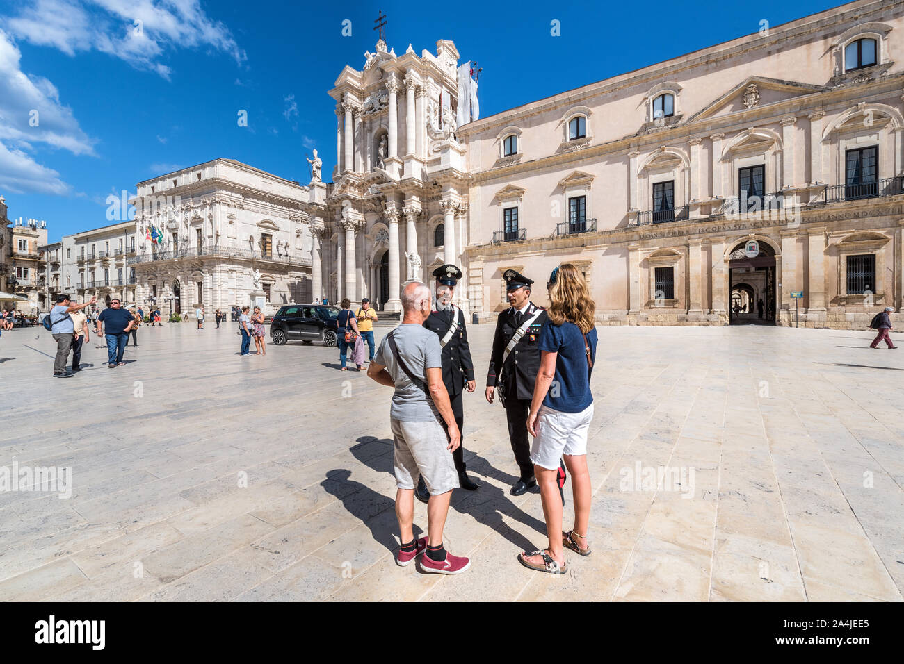 Ortigia/ Siracusa Sicilia/ Italia - ottobre 04 2019: Due Carabinieri a parlare e a fornire informazioni ad alcuni turisti, di fronte alla Cattedrale di Siracusa Foto Stock