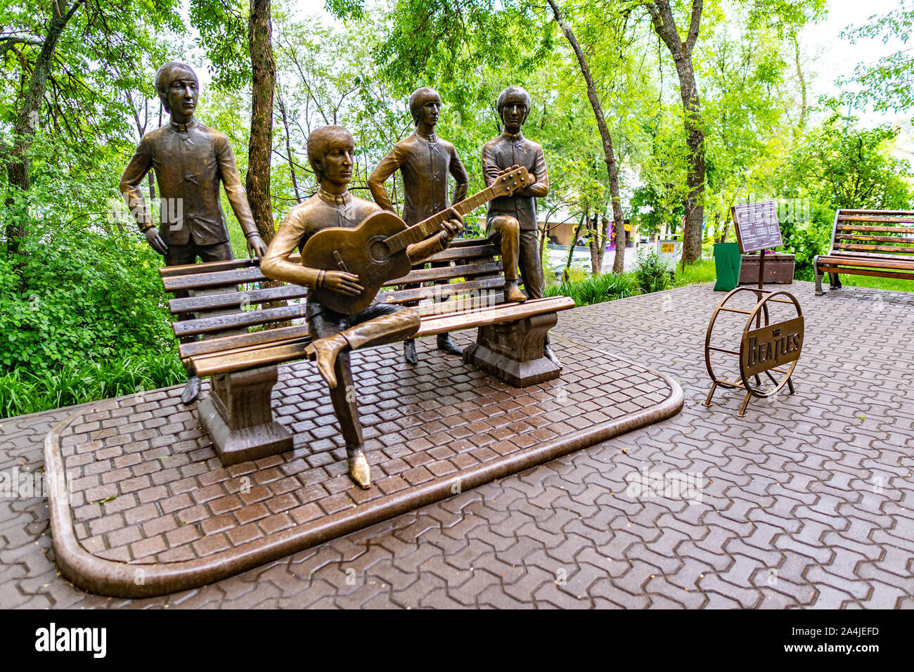 Almaty Kok Tobe Blue Hill montagna parco pittoresco Beatles statua vista su una nebbia e giorno nuvoloso Foto Stock