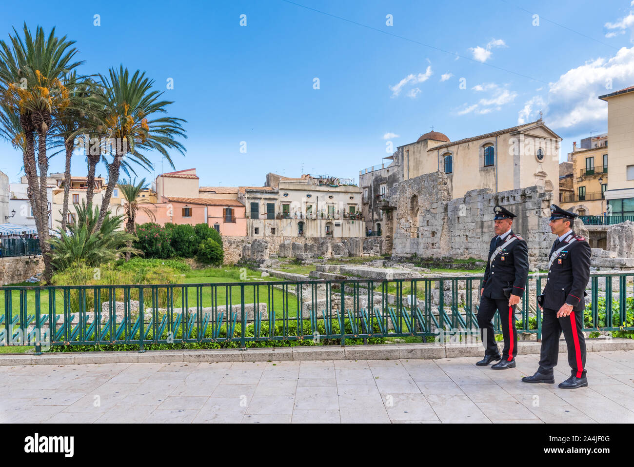 Ortigia/ Siracusa Sicilia/ Italia - ottobre 04 2019: Due Carabinieri vegliano nelle vicinanze del tempio di Apollo a Siracusa Foto Stock