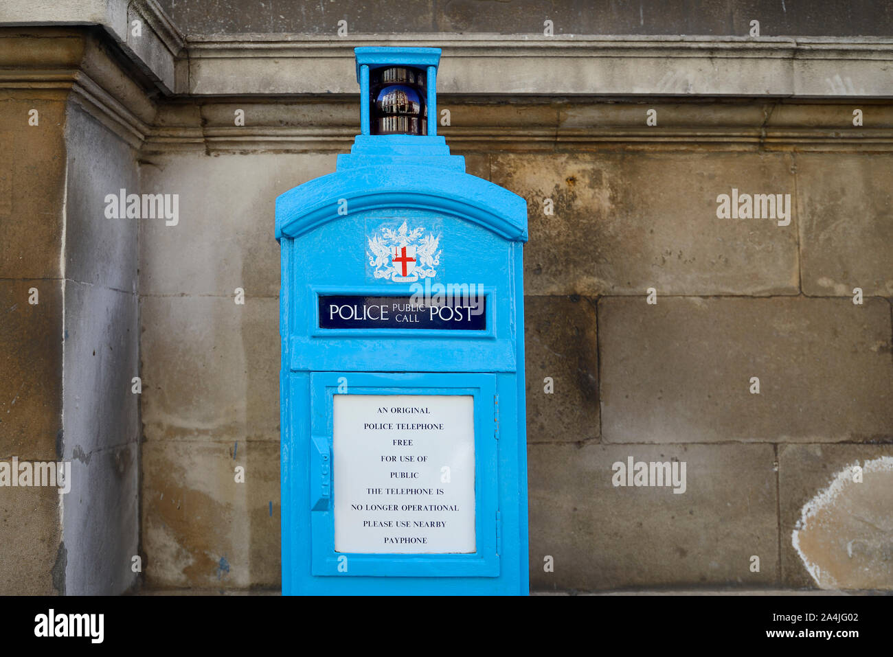 London, England Regno Unito. La polizia chiamata Pubblica Box in Guildhall Yard in città. Foto Stock