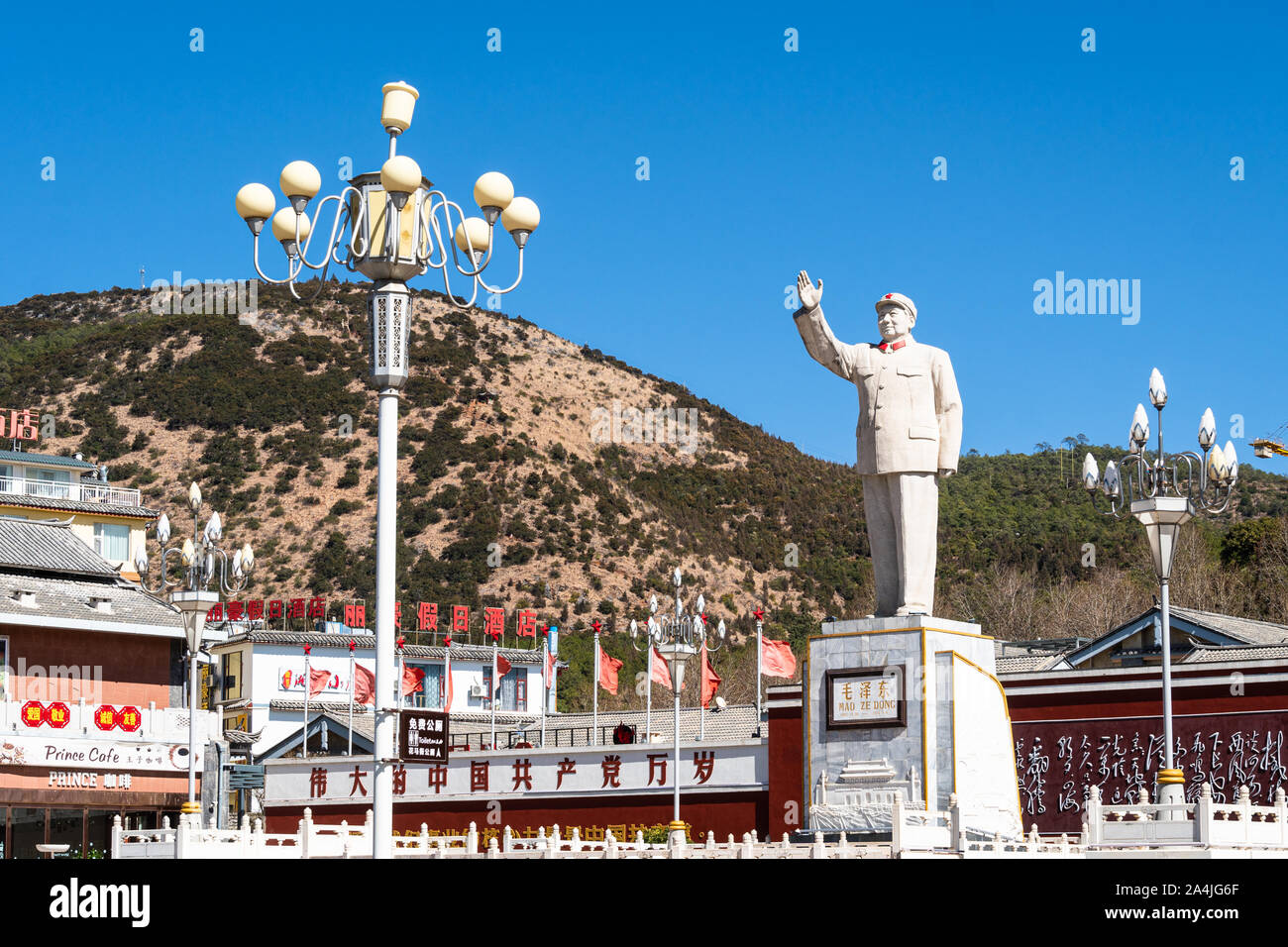 Lijiang, Cina - 13 Febbraio 2019: Statua del Presidente Mao Zedong stand a Lijiang in piazza del popolo nella provincia di Yunnan in una giornata di sole Foto Stock