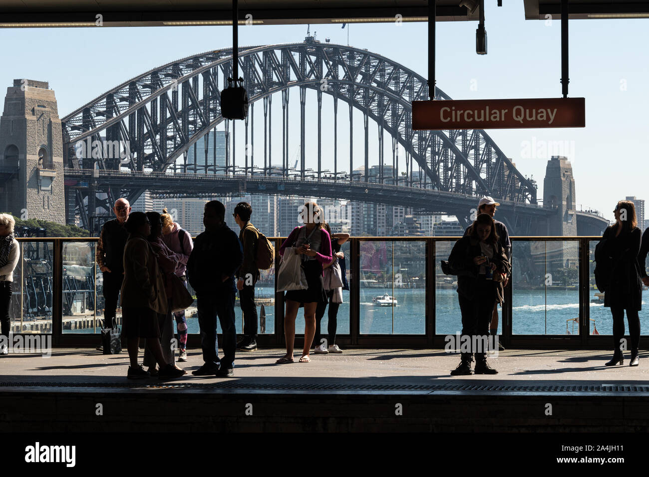 Sydney, Australia - 4 Settembre 2019: " commuter " in attesa del loro treno al Circular Quay station con il famoso Sydney Harbour Bridge in backgr Foto Stock