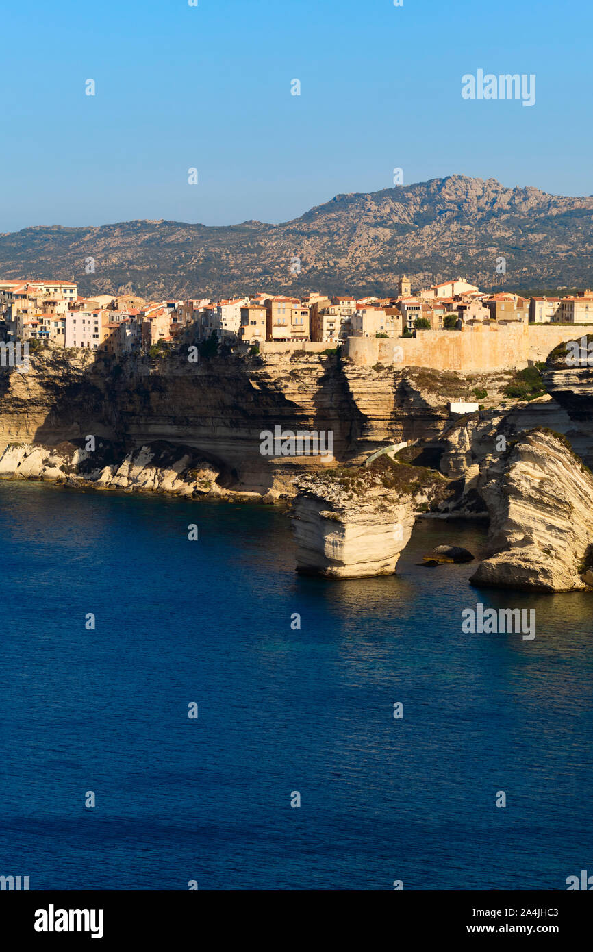 Il litorale di pietra calcarea e clifftop cittadella città di Bonifacio sulla punta meridionale dell'isola francese della Corsica - Corse du Sud FRANCIA Foto Stock