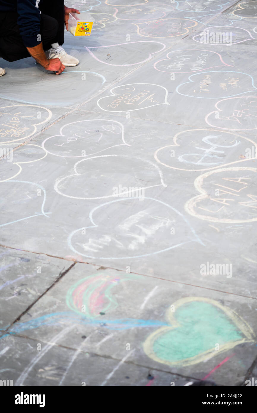 La parola amore scritto in gesso sul marciapiede e le mani della coppia che  disegnano con gesso Foto stock - Alamy