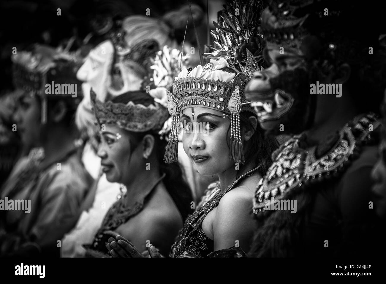 In bianco e nero girato di persone nei tradizionali costumi indonesiano di Garuda e Barong durante il rituale cerimonia danza Kecak dance in Bali, Indonesia Foto Stock