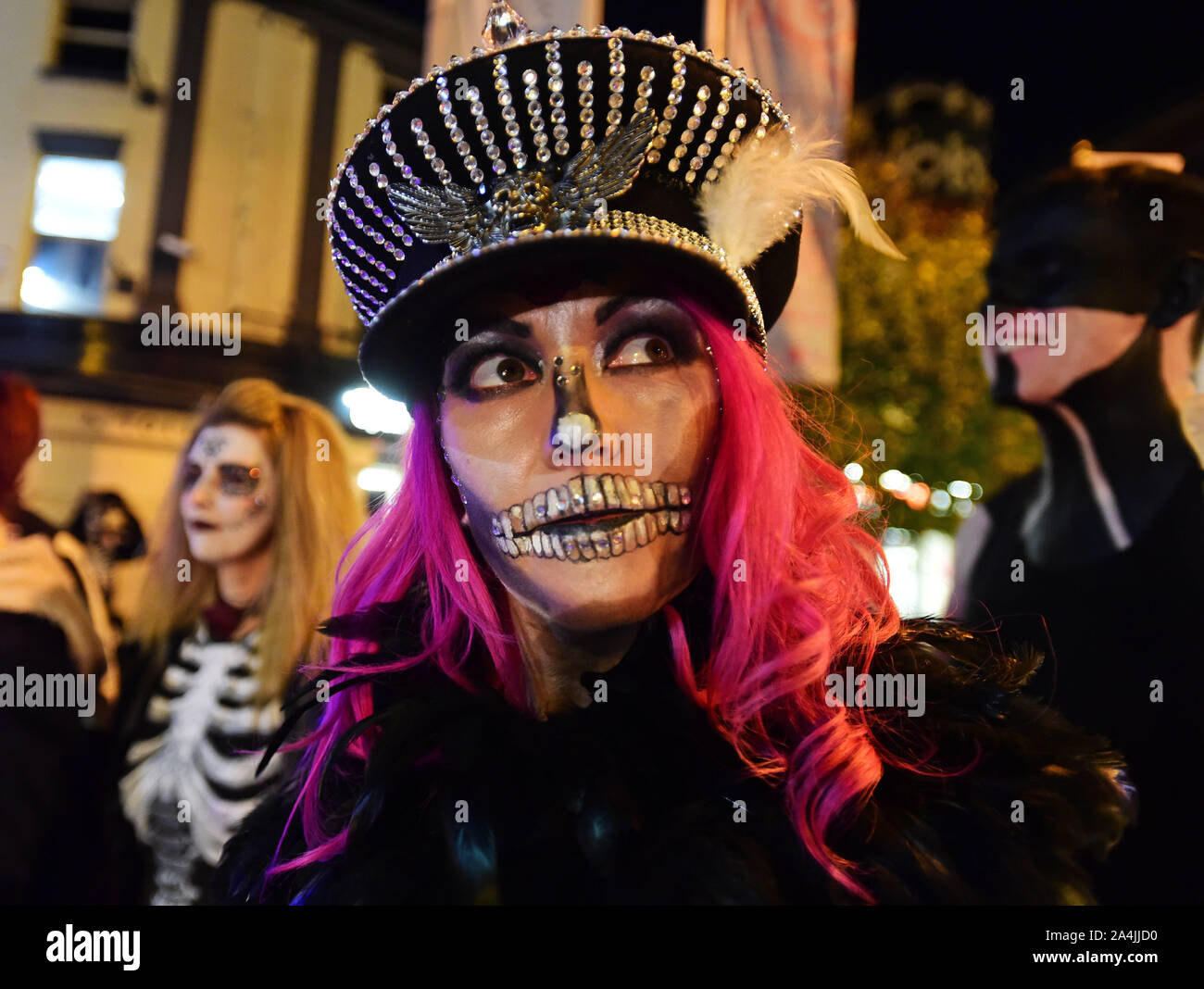 Katumba Halloween Parade nel centro di Liverpool, sabato 27 ottobre 2018. Piuttosto insolito esseri sono stati avvistati in roaming per le strade, mentre loud bangs e shrieks potrebbe essere ascoltato da tutti intorno alla città … perché Liverpool annuali di Halloween Parade si stava facendo strada nelle strade del centro cittadino. Demoni e zombie unita con le percussioni e danza banda carnevale Katumba, che abbinato con il Liverpool One e Viva Brasil Samba mostra la Anahis, e portare il progetto Fire per l'evento da brivido. La parata iniziato nella parte anteriore del Sainsbury's all'angolo di Bold Street, continuando in Liverpoo Foto Stock