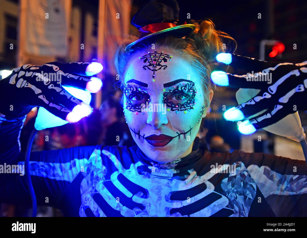 Katumba Halloween Parade nel centro di Liverpool, sabato 27 ottobre 2018. Piuttosto insolito esseri sono stati avvistati in roaming per le strade, mentre loud bangs e shrieks potrebbe essere ascoltato da tutti intorno alla città … perché Liverpool annuali di Halloween Parade si stava facendo strada nelle strade del centro cittadino. Demoni e zombie unita con le percussioni e danza banda carnevale Katumba, che abbinato con il Liverpool One e Viva Brasil Samba mostra la Anahis, e portare il progetto Fire per l'evento da brivido. La parata iniziato nella parte anteriore del Sainsbury's all'angolo di Bold Street, continuando in Liverpoo Foto Stock