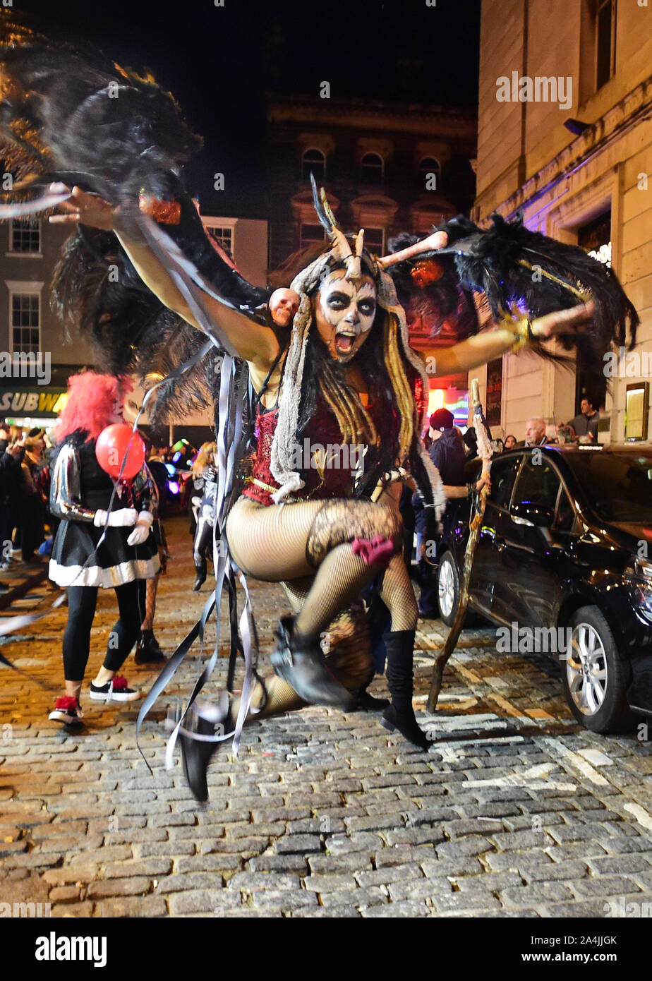 Katumba Halloween Parade nel centro di Liverpool, sabato 27 ottobre 2018. Piuttosto insolito esseri sono stati avvistati in roaming per le strade, mentre loud bangs e shrieks potrebbe essere ascoltato da tutti intorno alla città … perché Liverpool annuali di Halloween Parade si stava facendo strada nelle strade del centro cittadino. Demoni e zombie unita con le percussioni e danza banda carnevale Katumba, che abbinato con il Liverpool One e Viva Brasil Samba mostra la Anahis, e portare il progetto Fire per l'evento da brivido. La parata iniziato nella parte anteriore del Sainsbury's all'angolo di Bold Street, continuando in Liverpoo Foto Stock