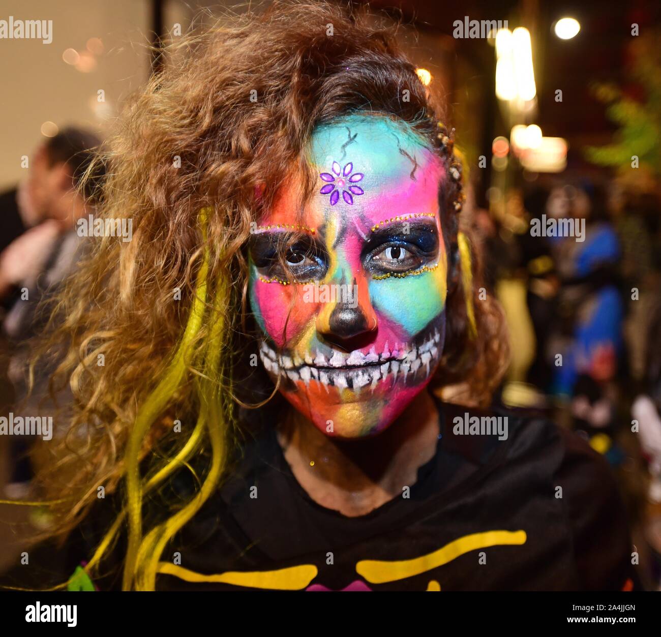 Katumba Halloween Parade nel centro di Liverpool, sabato 27 ottobre 2018. Piuttosto insolito esseri sono stati avvistati in roaming per le strade, mentre loud bangs e shrieks potrebbe essere ascoltato da tutti intorno alla città … perché Liverpool annuali di Halloween Parade si stava facendo strada nelle strade del centro cittadino. Demoni e zombie unita con le percussioni e danza banda carnevale Katumba, che abbinato con il Liverpool One e Viva Brasil Samba mostra la Anahis, e portare il progetto Fire per l'evento da brivido. La parata iniziato nella parte anteriore del Sainsbury's all'angolo di Bold Street, continuando in Liverpoo Foto Stock