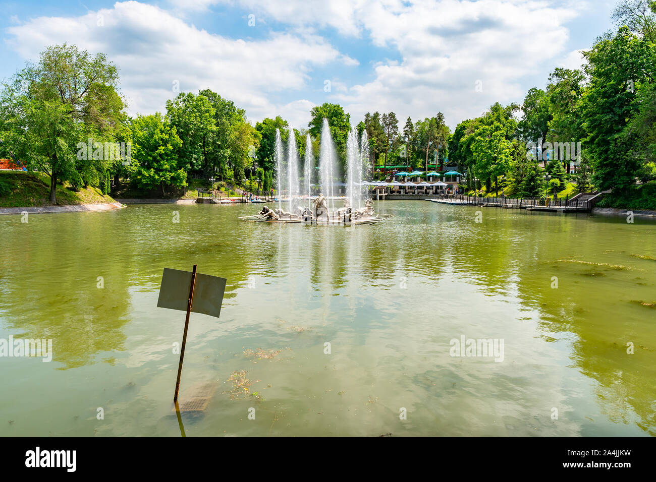 Almaty Central Park pittoresco panorama mozzafiato di un lago con una fontana su un soleggiato Blue Sky giorno Foto Stock