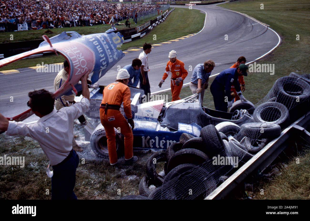 Osella - Alfa Romeo, Jo Gartner, si è schiantato sul primo giro 1984 British Grand Prix. Foto Stock