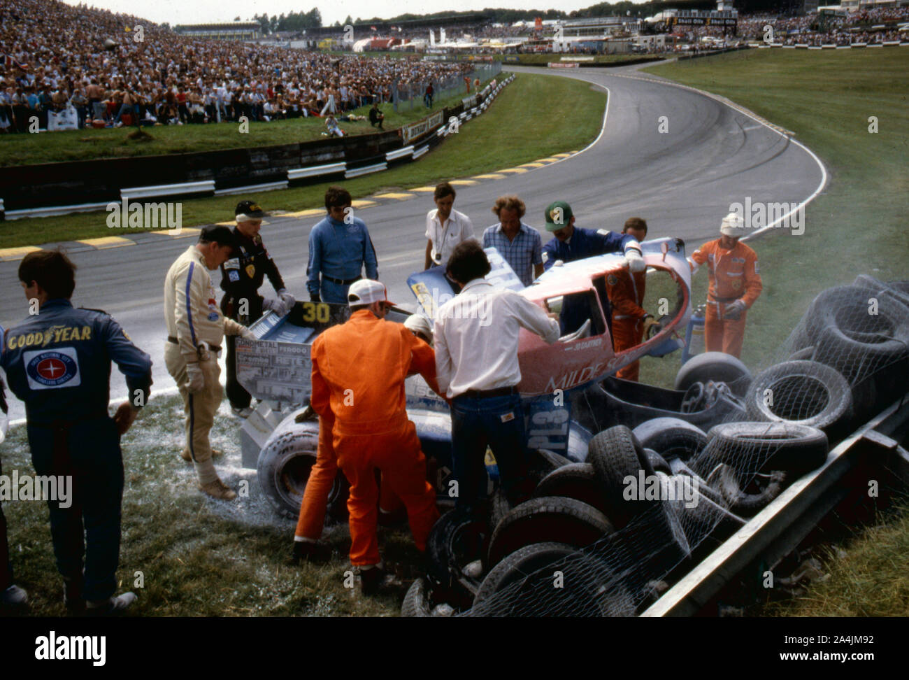 Osella - Alfa Romeo, Jo Gartner, si è schiantato sul primo giro 1984 British Grand Prix. Foto Stock