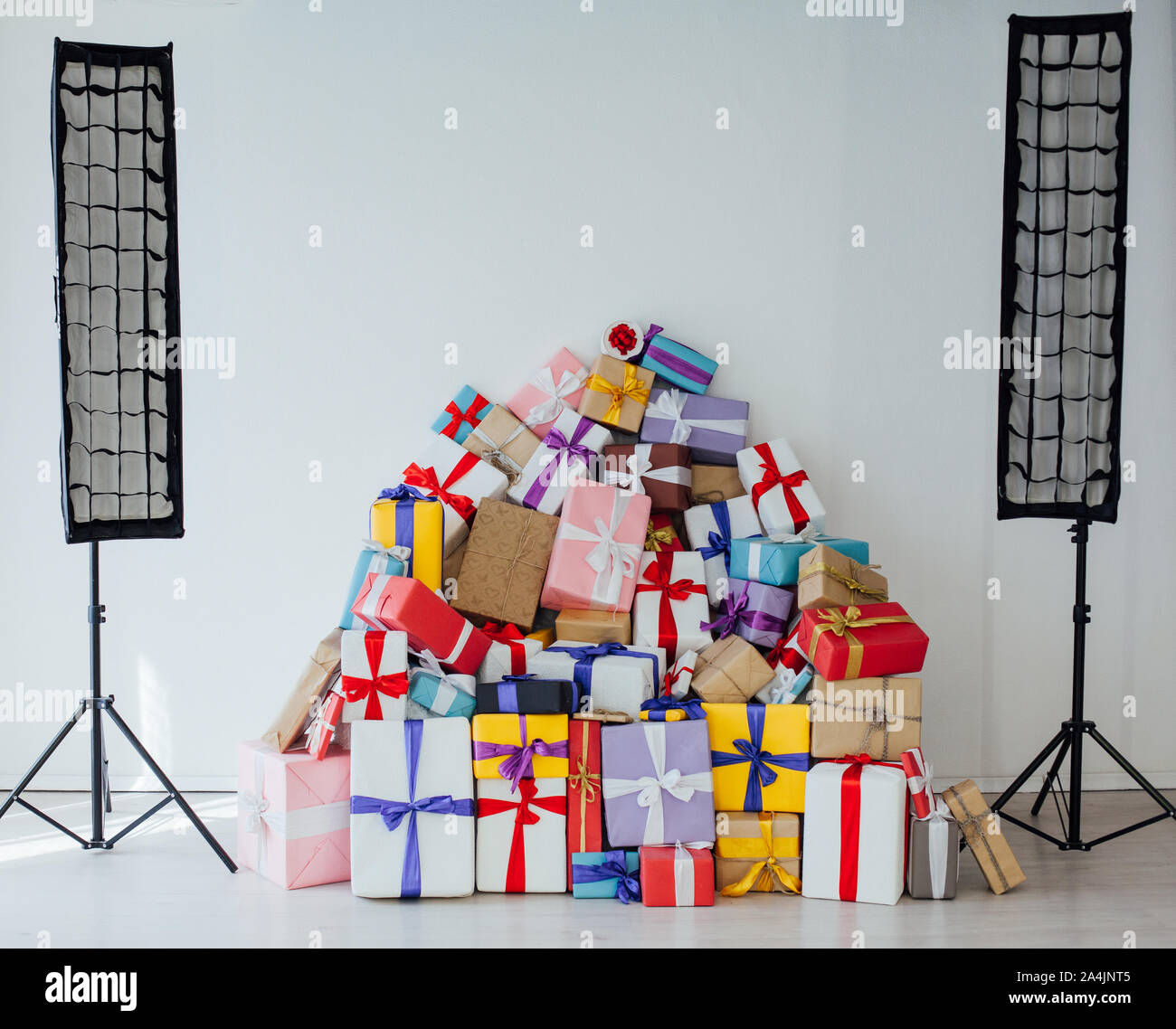 Un sacco di regali colorati nella foto studio Foto Stock