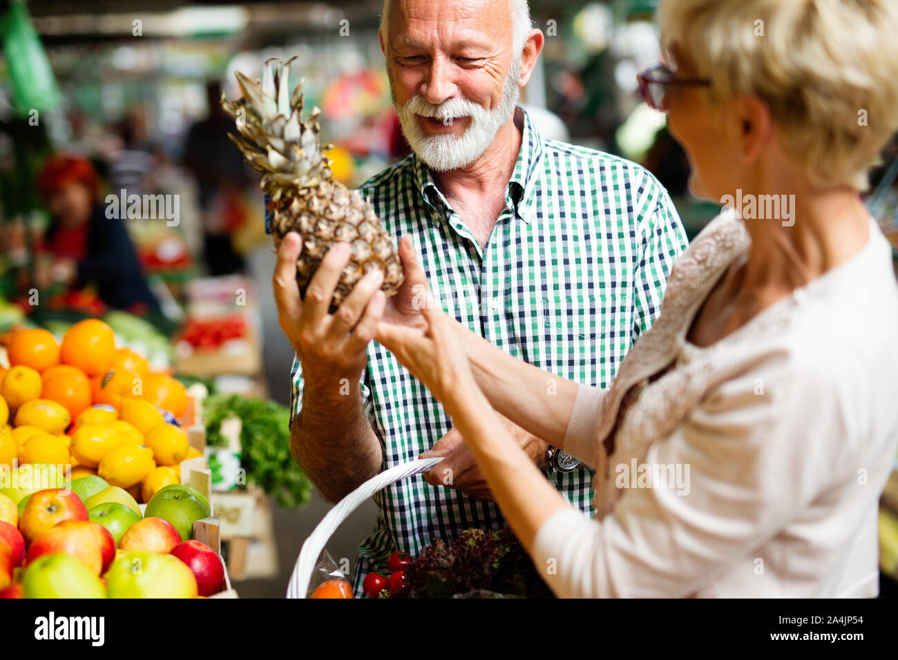 Solo i migliori frutti e verdure. Bella coppia matura l'acquisto di alimenti freschi sul mercato Foto Stock