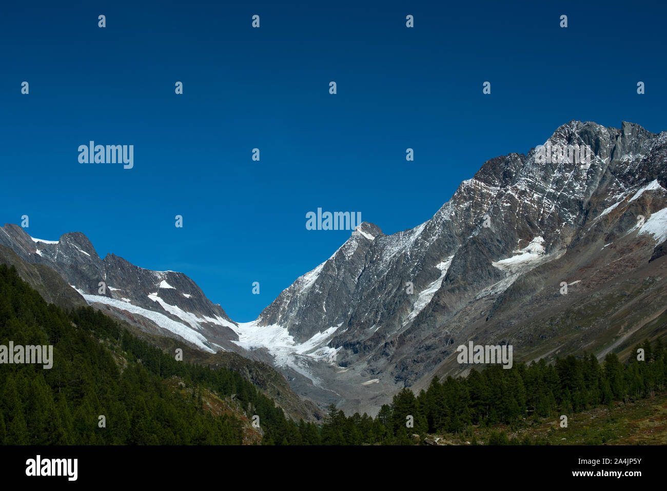 Valle di Lotschental, Vallese, Svizzera Sett 2019 guardando al Langgletscher, lungo ghiacciaio con Anenhutte baita di montagna,long glaccier arroccato su Foto Stock