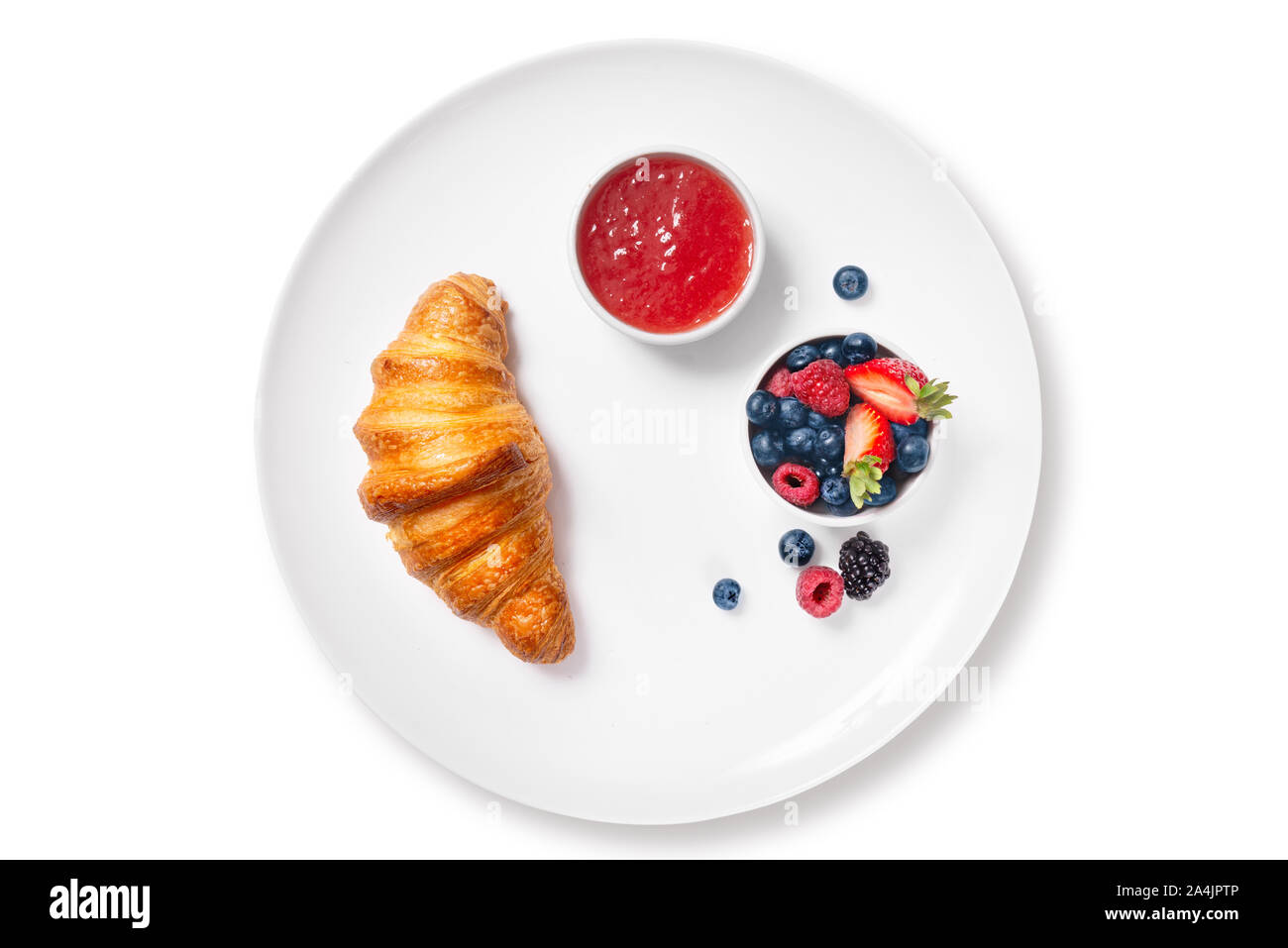Croissant al cioccolato su una piastra bianca con frutta fresca e marmellata Foto Stock
